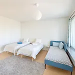 Apartment Cozy 2-bedroom Apartment- 300m To Metro & Shops