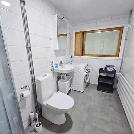 Cozy 2-bedroom Apartment- 300m To Metro & Shops *