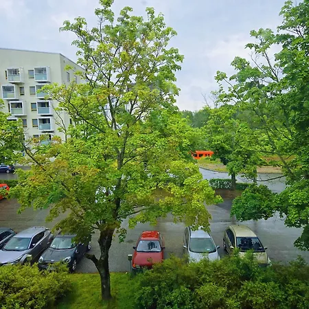 Cozy 2-bedroom Apartment- 300m To Metro & Shops *