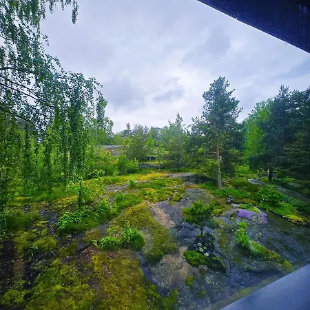 Cozy 2-bedroom Apartment- 300m To Metro & Shops