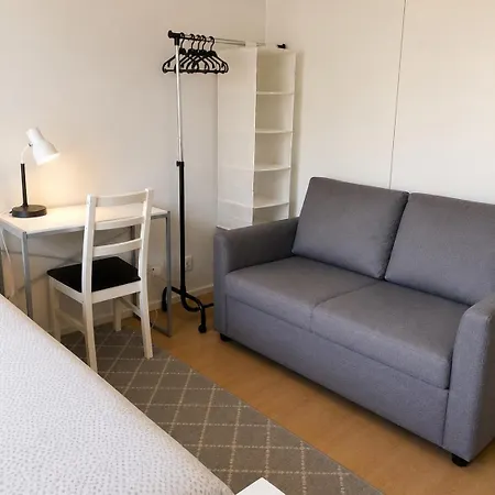 Cozy 2-bedroom Apartment- 300m To Metro & Shops