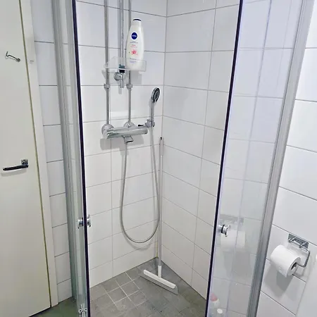 アパート Cozy 2-bedroom Apartment- 300m To Metro & Shops ヘルシンキ