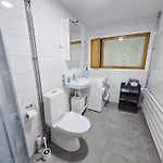 Cozy 2-bedroom Apartment- 300m To Metro & Shops *