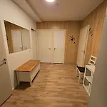Cozy 2-bedroom Apartment- 300m To Metro & Shops Apartamento